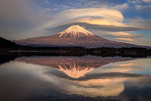 湖に映る逆さ富士と笠雲
