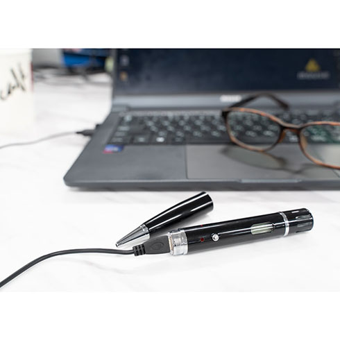 ボールペンde口臭チェッカーを充電する様子