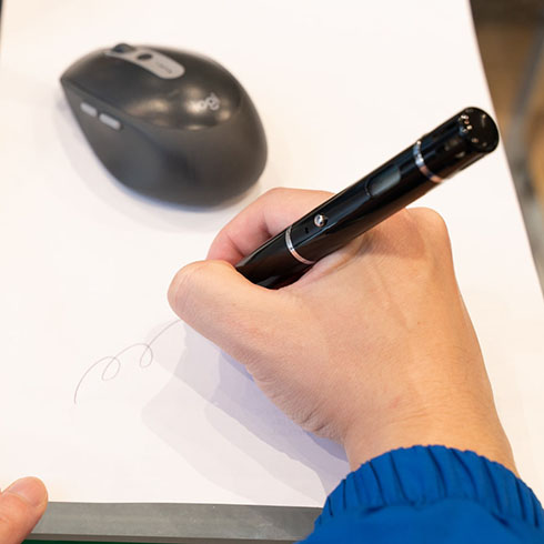 ボールペンde口臭チェッカーで文字を書いているところ