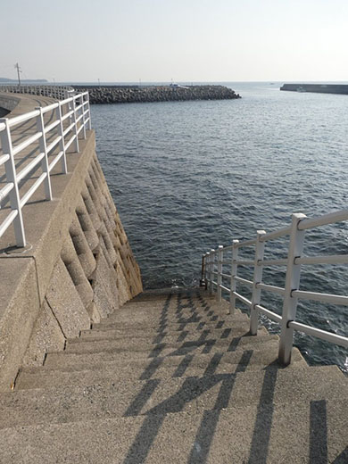 途中から海没する階段