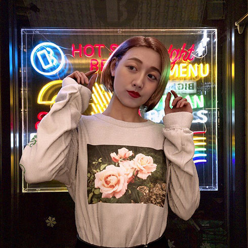 女性のバーチャルファッションモデル