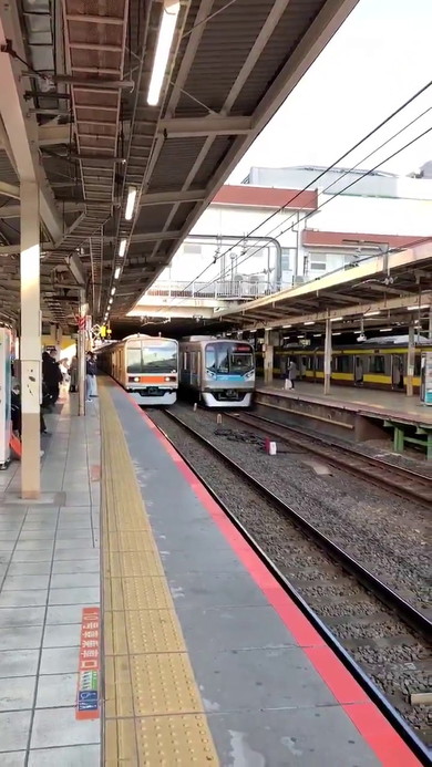 三鷹駅 電車 並走