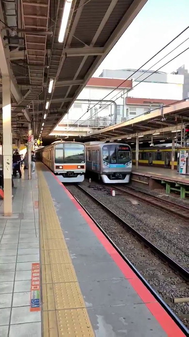 三鷹駅 電車 並走