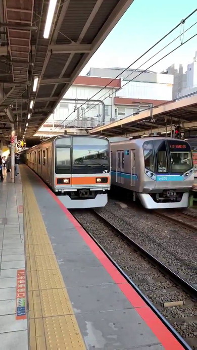 三鷹駅 電車 並走