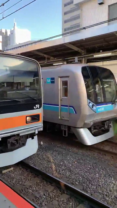 三鷹駅 電車 並走