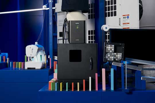 ブラザー工業 からくり 装置 製品 組み合わせ ピタゴラ 巨大 仕掛け 動画