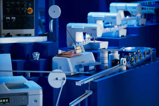 ブラザー工業 からくり 装置 製品 組み合わせ ピタゴラ 巨大 仕掛け 動画