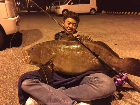 巨大 ホシエイ 釣り上げ 東京 離島 写真