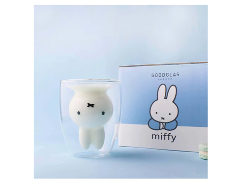 牛乳を注いだミッフィーグラス