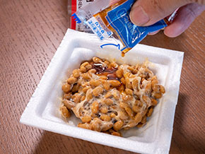 焼肉納豆にタレを入れるところ