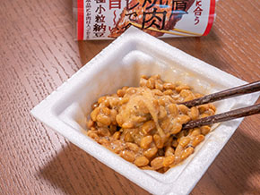 焼肉納豆にタレを入れて混ぜるところ