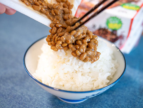 納豆をご飯にかけるところ