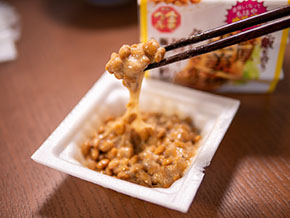 生姜焼納豆にタレを入れて混ぜるところ