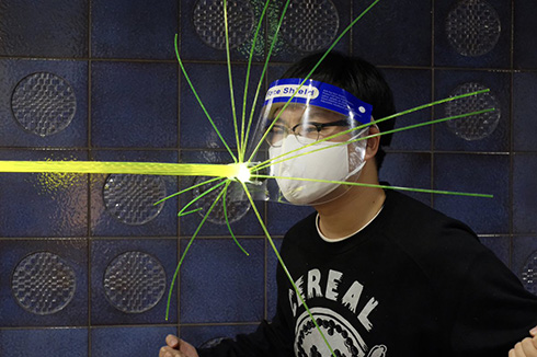 「な！弾かれただと！？」　装着するだけでビームをガードできるフェイスガードがかっこいい