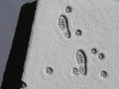 足跡を残す音が聞こえてきそう　新雪を踏んだような刺しゅうが本物のような美しさ