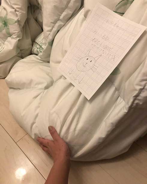 猫 張り紙 おやすみ 寝ている 片付けないで おいも 息子 手描き メモ