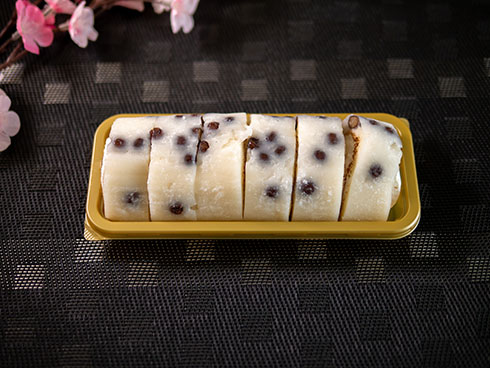 「塩豆大福仕立てのもち食感ロール」ふたを開けたところ