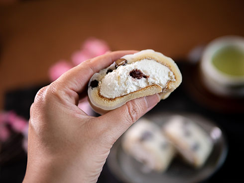 「塩豆大福仕立てのもち食感ロール」の断面