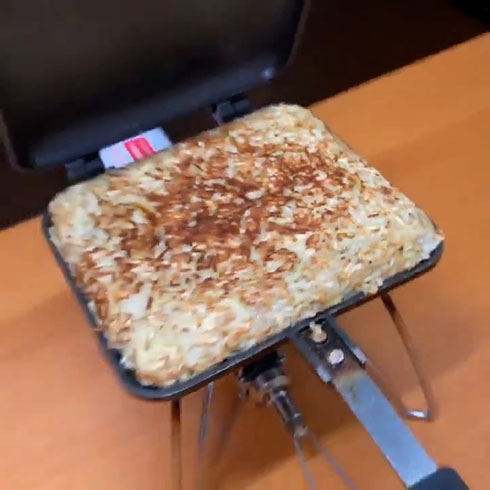 ネギ塩あんかけラーメンハンバーグを焼いたところ