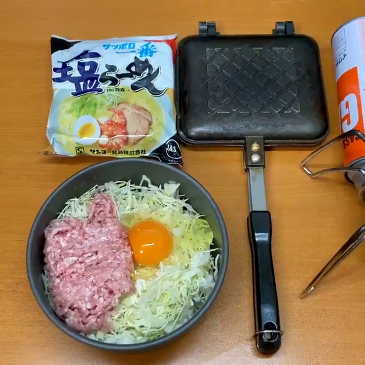 ホットサンドメーカーで焼く「サッポロ一番あんかけハンバーグ」が悪魔的発想　サクサクジューシーな最強レベルのキャンプ飯