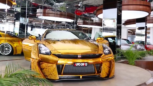 金ピカ ゴールド 彫刻 GT-R ドバイ