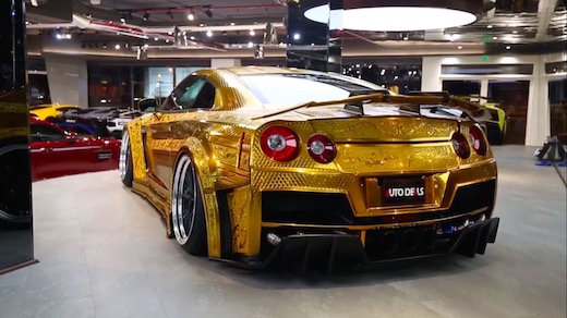 金ピカ ゴールド 彫刻 GT-R ドバイ