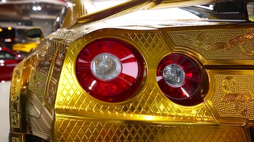 金ピカ ゴールド 彫刻 GT-R ドバイ