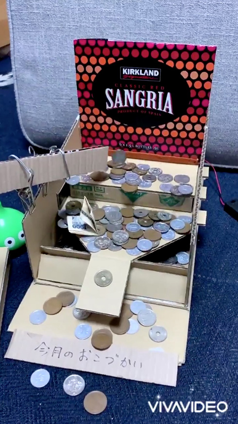 獲得金額が今月のおこづかい　ダンボールで作ったメダルゲーム風貯金箱が新感覚で楽しそう