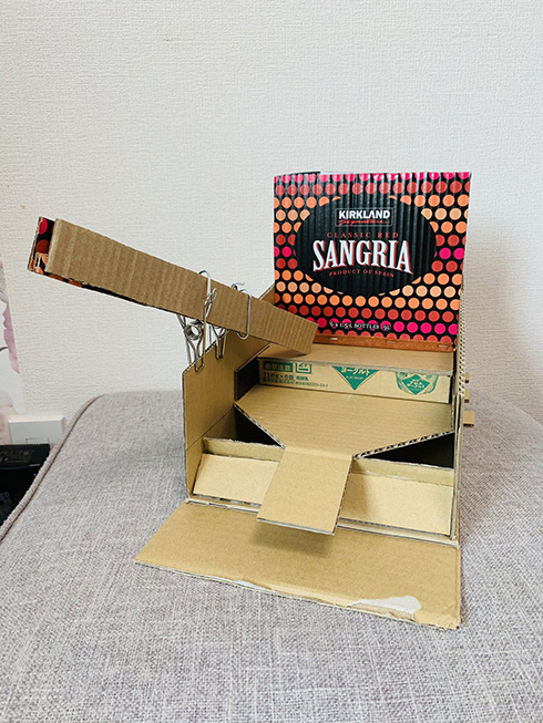 獲得金額が今月のおこづかい　ダンボールで作ったメダルゲーム風貯金箱が新感覚で楽しそう