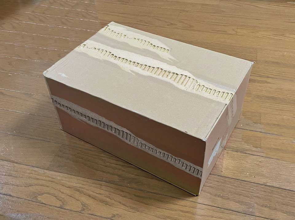 「貼れば貼るほど破れるテープ」ってなんだ……？　段ボールの見た目がズタズタになるジョークアイテムが天才の発想