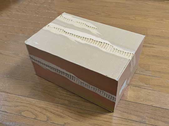 貼れば貼るほど破れるテープ やぶれ デザイン 段ボール ゐずみ