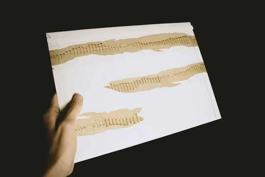 貼れば貼るほど破れるテープ やぶれ デザイン 段ボール ゐずみ