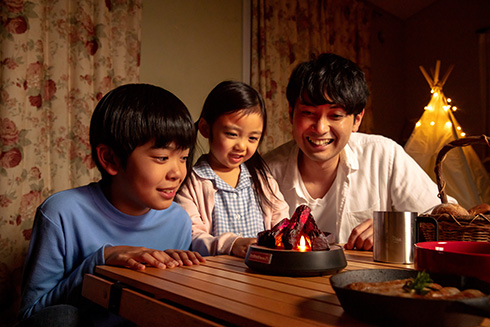 自宅で安全にたき火を楽しめる！　LEDライトで炎のゆらぎと音を表現するたき火ガジェット「FireWood Home」を発売