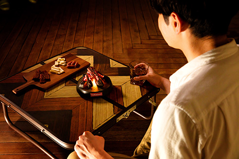 自宅で安全にたき火を楽しめる！　LEDライトで炎のゆらぎと音を表現するたき火ガジェット「FireWood Home」を発売