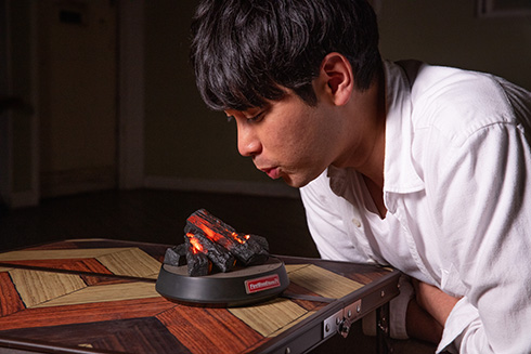 自宅で安全にたき火を楽しめる！　LEDライトで炎のゆらぎと音を表現するたき火ガジェット「FireWood Home」を発売