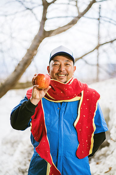 りんごの皮マフラーを着用した人　1人目