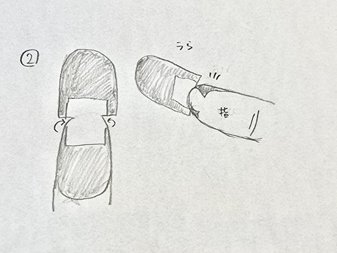 絆創膏の両側をカットするだけ　指先の割れにフィットする貼り方がすごい