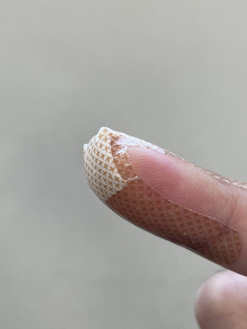 絆創膏の両側をカットするだけ　指先の割れにフィットする貼り方がすごい