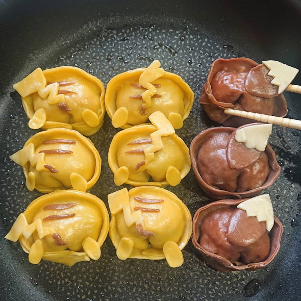 ピカチュウ イーブイ お尻 ギョーザ Instagram 料理