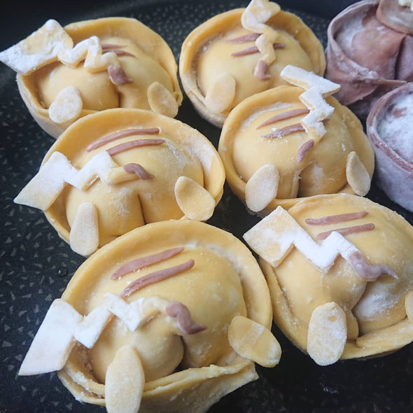 ピカチュウ イーブイ お尻 ギョーザ Instagram 料理