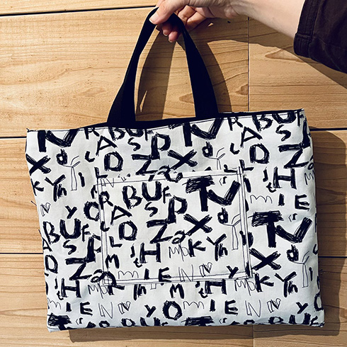 息子が手がけたアルファベットの落書きを「味がある」と母→ネットプリントで布生地に　ハイセンスな図書バッグに仕立ててしまう