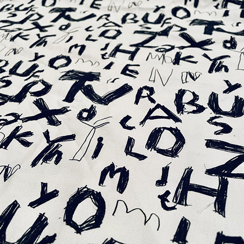 息子が手がけたアルファベットの落書きを「味がある」と母→ネットプリントで布生地に　ハイセンスな図書バッグに仕立ててしまう