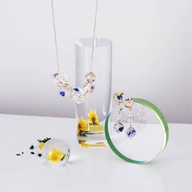 左）CUBE TOP NECKLACE 7000円、右）BALL DROPPED PIERCINGS 6000円、右）BALL DROPPED EARRINGS 6000円