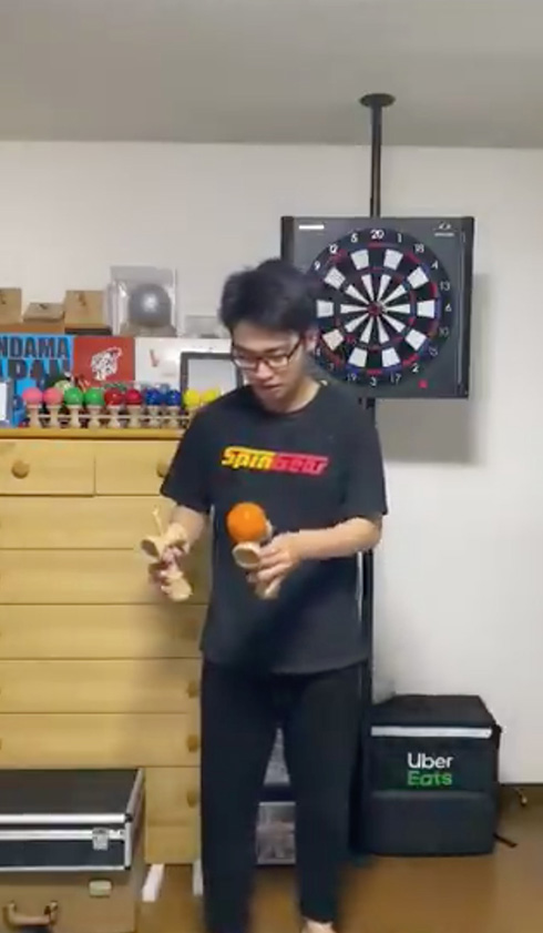 宙に舞って剣先で回転するスゴ技！　見てる人まで笑顔にさせてくるけん玉パフォーマンスがすてき