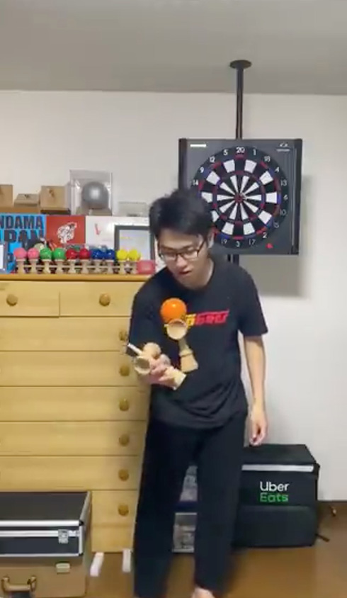 宙に舞って剣先で回転するスゴ技！　見てる人まで笑顔にさせてくるけん玉パフォーマンスがすてき