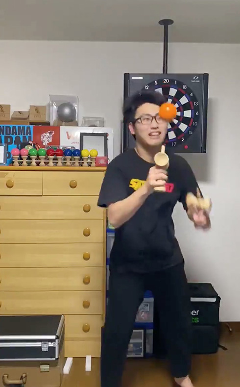 宙に舞って剣先で回転するスゴ技！　見てる人まで笑顔にさせてくるけん玉パフォーマンスがすてき