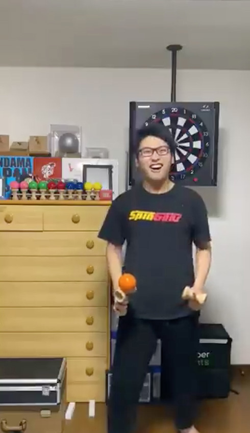 宙に舞って剣先で回転するスゴ技！　見てる人まで笑顔にさせてくるけん玉パフォーマンスがすてき