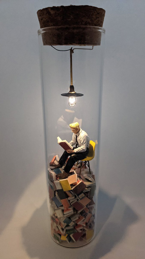 本の山上で読書する愛書家の悲哀　「試験管ジオラマ」の世界観が奥深い
