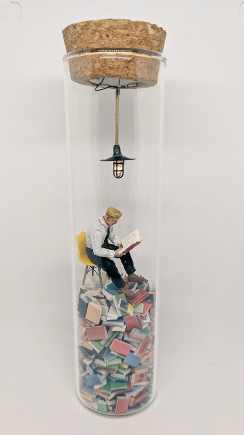 本の山上で読書する愛書家の悲哀　「試験管ジオラマ」の世界観が奥深い