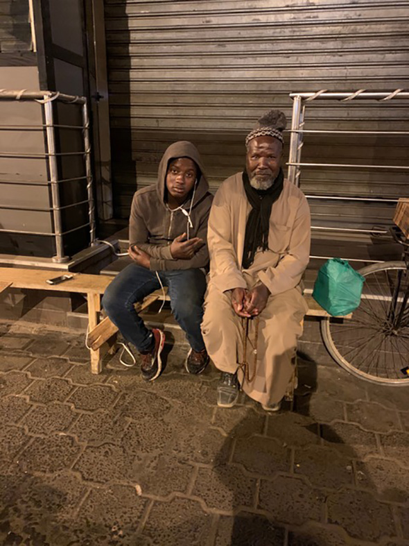 「1杯、飲むだろ？」　アフリカの道ばたで半強制で注文させられたコーヒー店での出来事を描いた体験漫画の結末がホット